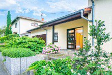 Zugang Freistehendes Einfamilienhaus mit Doppelgarage in gesuchter Wohnlage von Hirschberg-Gro�sachsen