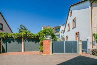 Hauptbild Einfamilienhaus nach WEG mit Laden und ELW mit herrlichem Gartenhof und Garage