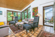 Blick Wohnzimmer, Balkon Freistehendes Einfamilienhaus mit Doppelgarage in gesuchter Wohnlage von Hirschberg-Gro�sachsen