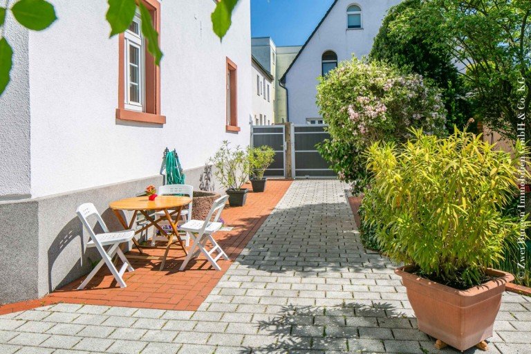 Blick zum Hoftor Viernheim Mehrfamilienhaus Einfamilienhaus nach WEG mit Laden und ELW mit herrlichem Gartenhof und Garage