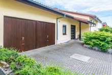 Garageneinfahrt Freistehendes Einfamilienhaus mit Doppelgarage in gesuchter Wohnlage von Hirschberg-Gro�sachsen