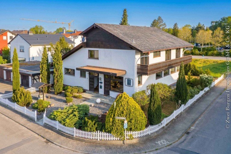 Hausansicht Lorsch Einfamilienhaus Einzigartiges Einfamilienhaus mit flexibler Einliegerwohnung in ruhiger, exklusiver Wohnlage von Lorsch