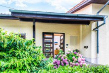 Hauseingang Freistehendes Einfamilienhaus mit Doppelgarage in gesuchter Wohnlage von Hirschberg-Gro�sachsen