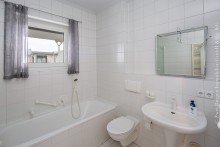 Tageslichtbad mit Dusche Weitl�ufige 2-Zimmer-Eigentumswohnung mit TG-Stellplatz in Top-Lage Weinheim