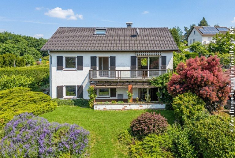 Ansicht West Weinheim Einfamilienhaus Naturnah wohnen mit kurzen Schulwegen - 6-Zimmer-Einfamilienhaus mit ELW, Weinheim-Steinklingen