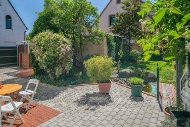 Hauptbild Einfamilienhaus nach WEG mit Laden und ELW mit herrlichem Gartenhof und Garage