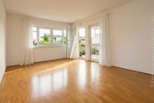 Wohnbereich mit Westloggia Weitl�ufige 2-Zimmer-Eigentumswohnung mit TG-Stellplatz in Top-Lage Weinheim