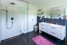 gro�e offene Dusche MODERNE DOPPELHAUSH�LFTE IN RIMBACH-KERNGEMEINDE +VERKAUFT+