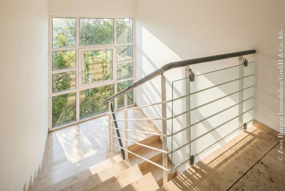 helles, gepflegtes Treppenhaus Wohnung Weinheim