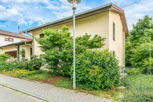 Hausansicht Stra�enseite Freistehendes Einfamilienhaus mit Doppelgarage in gesuchter Wohnlage von Hirschberg-Gro�sachsen