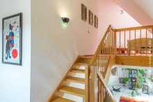 Treppenaufgang in Schlafzimmer Mediterrane Maisonette-Eigentumswohnung mit Blick auf die Altstadt von Weinheim