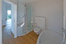 Eckwanne und Dusche Stufenlose Eigentumswohnung mit Garage in Weinheim-L�tzelsachsen + 360  Grad Rundgang 3D
