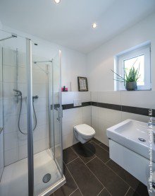G�ste-WC mit Duschkabine MODERNE DOPPELHAUSH�LFTE IN RIMBACH-KERNGEMEINDE +VERKAUFT+